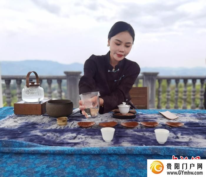 年轻人上茶山体验“新中式”生活 助茶旅融合发展(图1)
