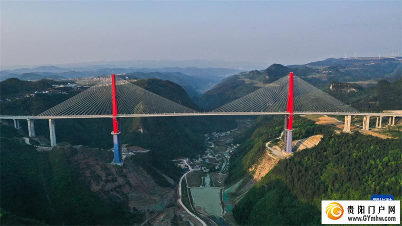贵州龙里河大桥建成通车(图1)