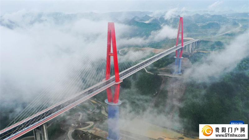 贵州龙里河大桥建成通车(图2)