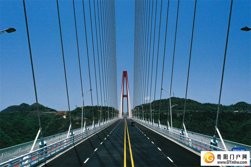 贵州龙里河大桥建成通车(图3)