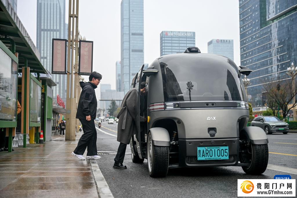 贵州首条自动驾驶移动空间体验线完成城市道路多场景实测(图1) 贵州首条自动驾驶移动空间体验线完成城市道路多场景实测(图1)