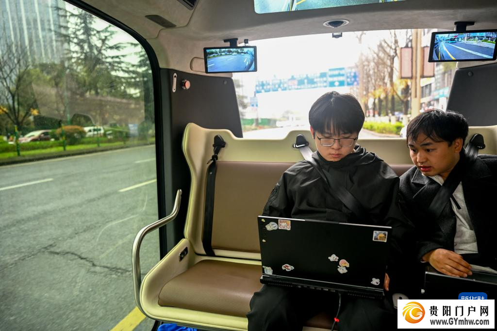 贵州首条自动驾驶移动空间体验线完成城市道路多场景实测(图2) 贵州首条自动驾驶移动空间体验线完成城市道路多场景实测(图2)